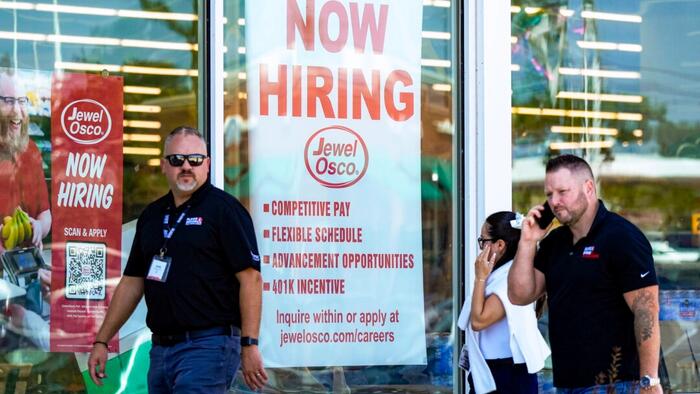 NextImg:CEOs Scale Back Hiring Plans Amid Weaker Sales Projections, Cooling Economy