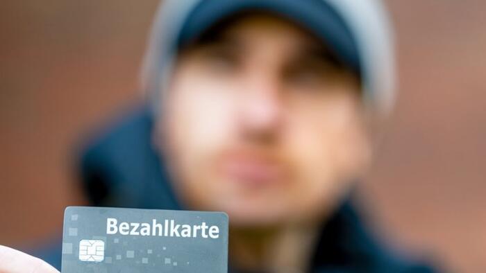 NextImg:Far-Left Advocacy Group In Hamburg Shows Migrants How To Get Cash In Benefits-Card-Loophole