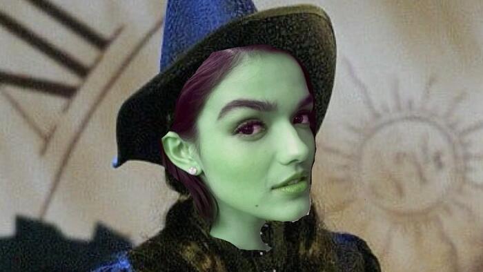 NextImg:'Snow White' Actress Goes Wicked Witch: Wishes Harm On Trump & All His Supporters