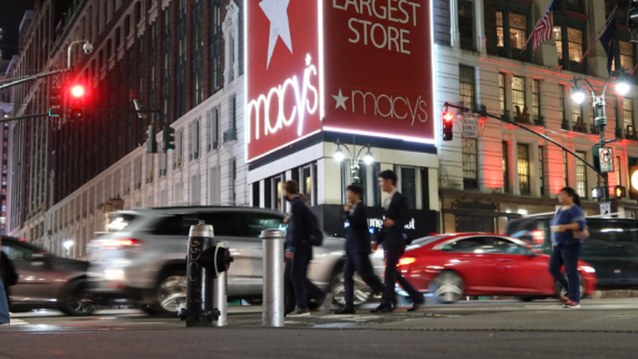 NextImg:Accounting Error Sends Macy's Shares Tumbling; Goldman Calls Earnings "Disappointing"