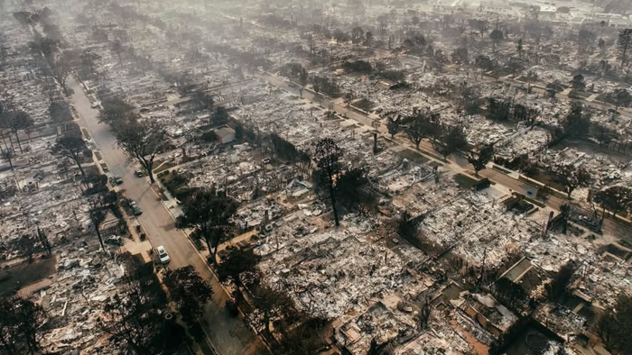 NextImg:Inferno Chaos: LA Fire Spreads To Hollywood Hills, 2,000 Buildings Destroyed, Over 130,000 Evacuated