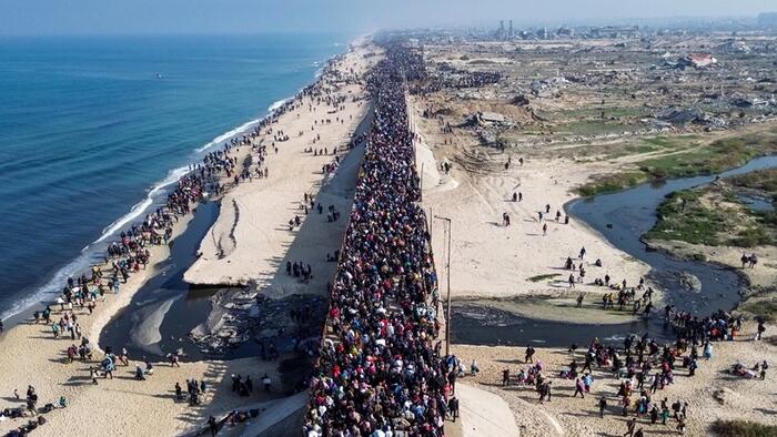 NextImg:Stunning Images Show Tens Of Thousands Of Gazans Returning To Destroyed Homes On Foot