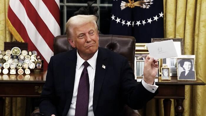 NextImg:Biden Leaves Weirdly Nice Letter For Trump