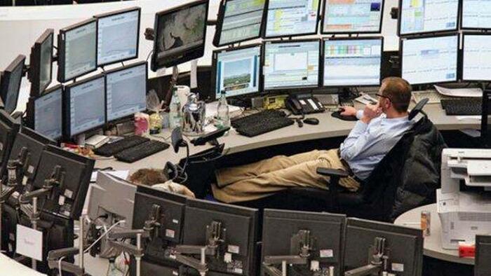 NextImg:Futures Fall As Jittery Traders Take Cover Ahead Of Payrolls