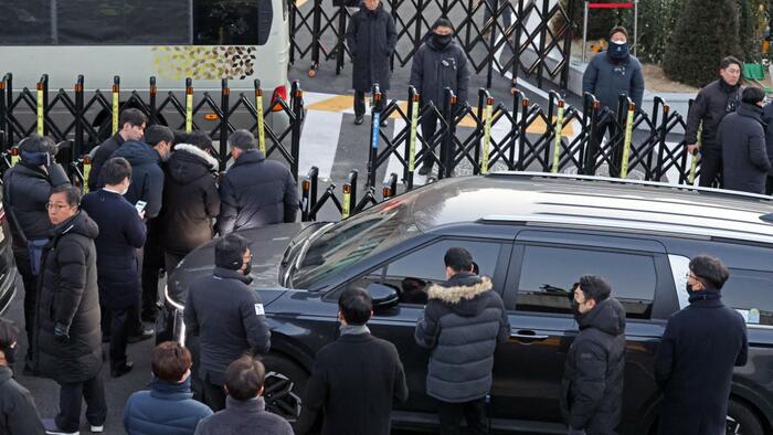 NextImg:Thousands Of South Korean Police Attempt To Raid President Yoon's Residence: Who's In Charge?