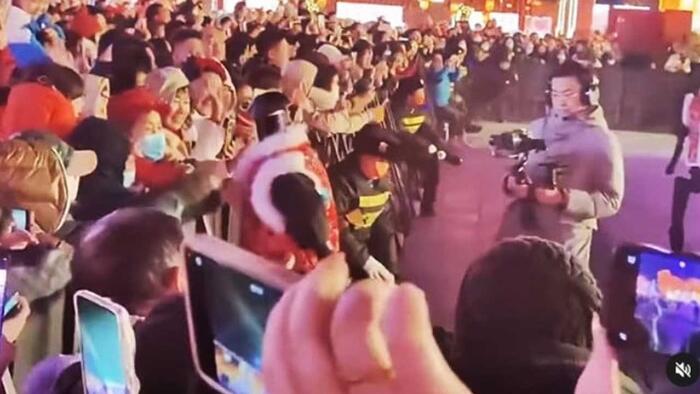 NextImg:Watch: AI Robot 'Attacks' Crowd In China