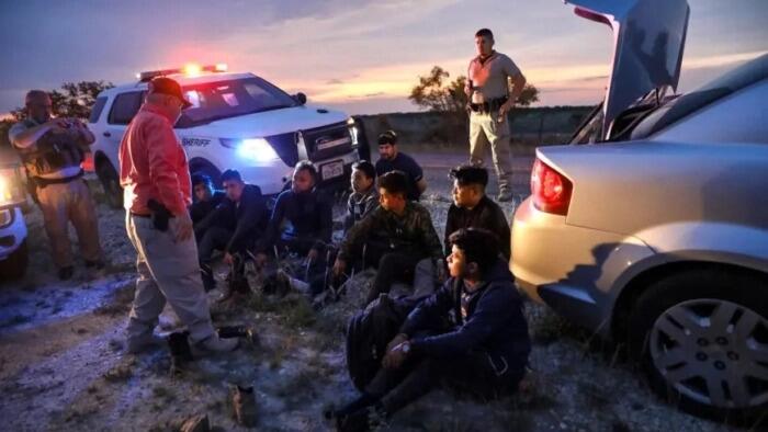 NextImg:Missouri Bounty-Hunter Bill For Illegal Immigrants Would Create State Version Of ICE