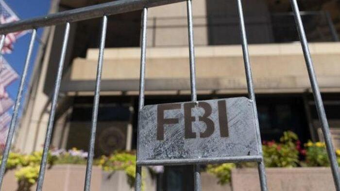 NextImg:FBI Secretly Obtained Trump's Cellphone In 'Sweeping' Plot