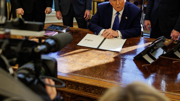 NextImg:Trump Meets Walmart, Target Bosses Amid Tariff War Anxiety