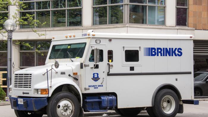 NextImg:$300,000 Stolen From The Back Of A Brinks Truck In Chicago
