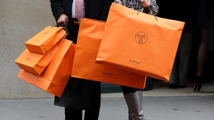 NextImg:Ultra-Wealthy Make It Rain On Luxury Brands As Main Street Tightens Belt