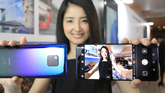 NextImg:China Smartphone Sales Plunge In May; Device Camera Counts Peak