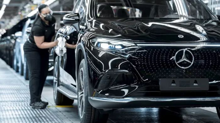 NextImg:Mercedes, Porsche Slash Forecasts As Tariffs Hit Sales