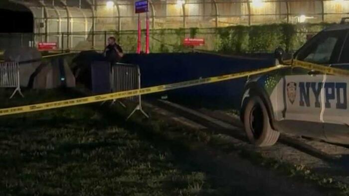 NextImg:Manhattan Shooting: Border Patrol Agent Shot In Face, Suspects Described As "Hispanic Males" 