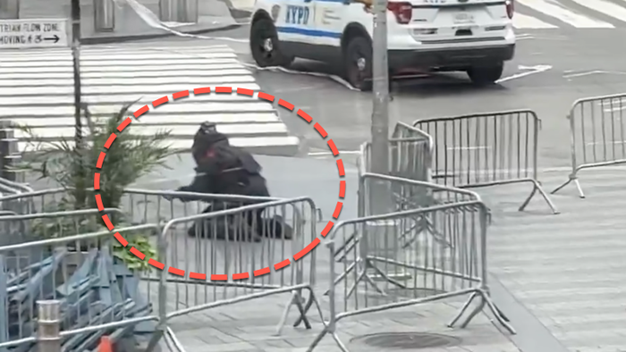 NextImg:Avoid NYC Times Square: Bomb Squad Investigating "Suspicious Package"
