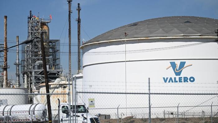 NextImg:Newsom Folds, Greenlights Domestic Oil Production In California