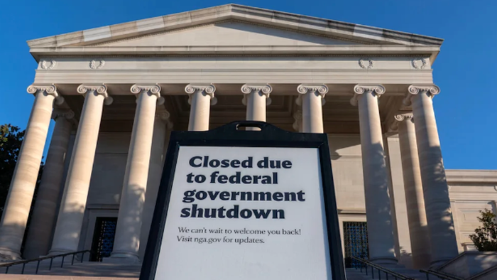 NextImg:Consumer Sentiment Cracking Amid Gov't Shutdown; 17% Of Americans Delay Major Purchases, Survey