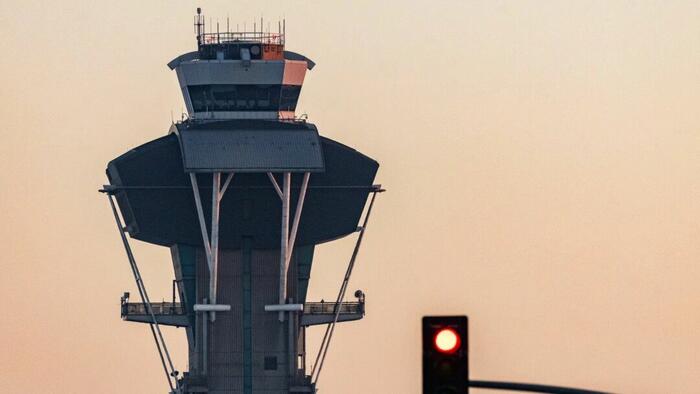 Air Traffic Controllers Ask Public For Donations As Shutdown Drags On Air Traffic Controllers Ask Public For Donations As Shutdown Drags On