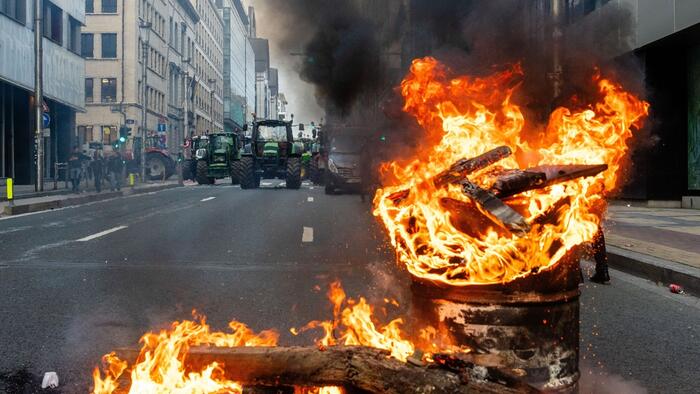 Barbed-Wire, Tear-Gas, & Water-Cannons: Brussels Battles Protesting Farmers Who Orbán Says Are ‘100% Right’