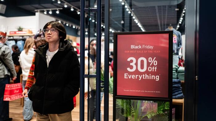 US Online Holiday Shopping Hits Record 7.8 Billion: Adobe