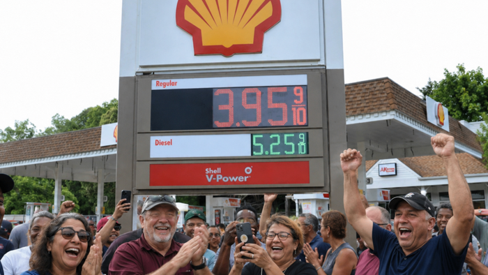 zerohedge.com - Tyler Durden - Piper Sandler's Top Economist Sees 'Big Bounce' In Consumer Sentiment As Gas Prices Tumble