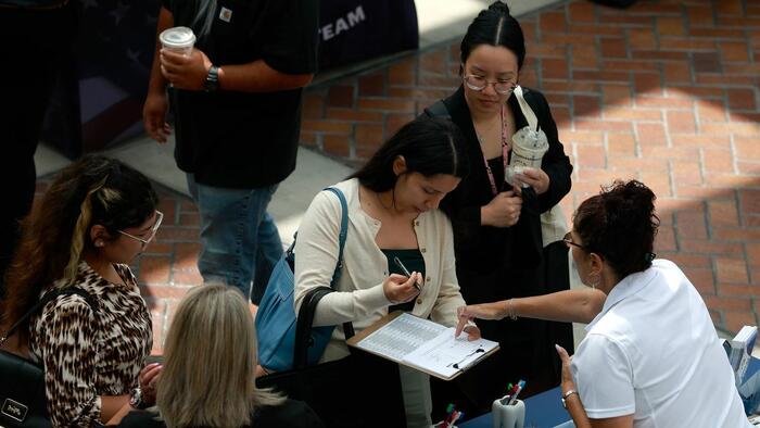 Shocker: AI-Exposed College Majors Linked To Weaker Employment And Pay, Study Finds