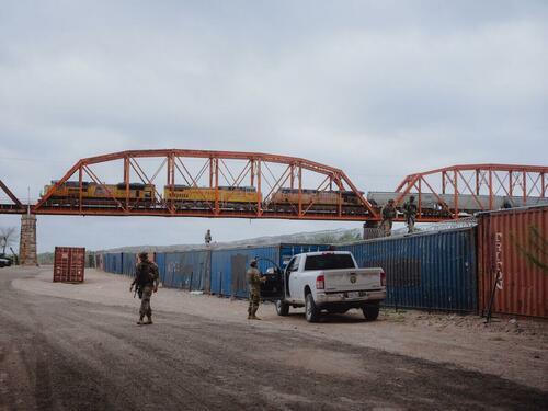 Texas police and National Guard troops take over a city park on the Rio Grande, surrounding it with barbed wire and shipping containers (via Bloomberg)