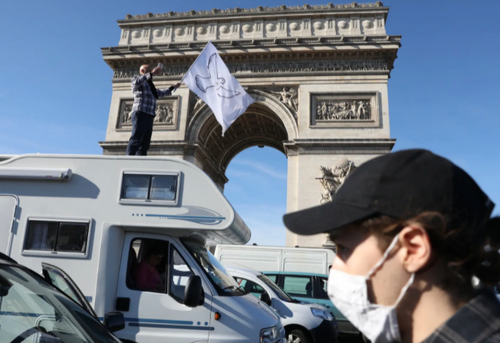 „Nie wieder QR-Code!“ – Polizei feuert Tränengas auf Demonstranten bei der Einfahrt des Freiheitskonvois in Paris