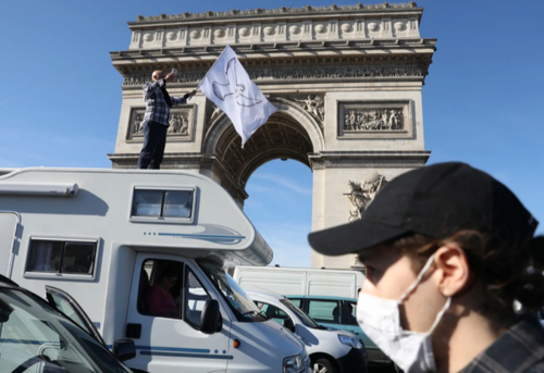 "Plus jamais QR code !" - La police tire des gaz lacrymogènes sur les manifestants à l'entrée du convoi de la liberté à Paris