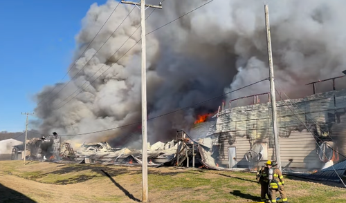 Zahl der mysteriösen Brände in den USA steigt weiter an: Großbrand auf einer US-Eierfarm benötigte mehr als 100 Feuerwehrleute