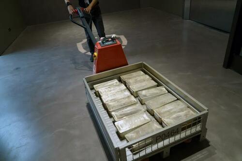 India Funds Halt Silver ETF Investment Amid Unprecedented Global Shortage