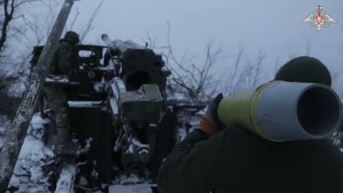 Russian artillerymen prepare to fire a Giatsint-S self-propelled gun (screen capture via Russia's Ministry of Defense). 