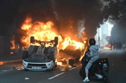 French rioters set cars on fire.