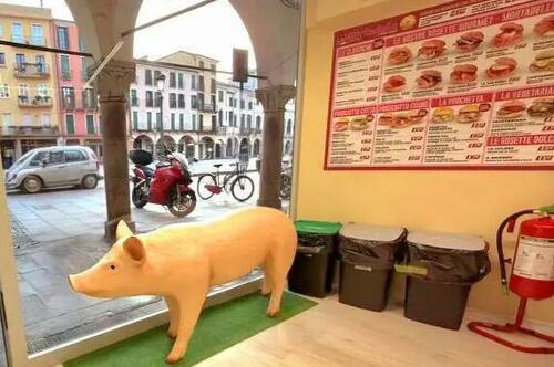 Muslim Leaders In Italian City Demand Removal Of Plastic Pig From Deli Shop Window thumbnail