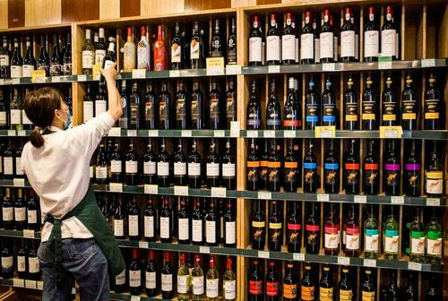 Un employé travaille dans un magasin de vin australien (sur des étagères à droite) à Pékin le 18 août 2020, le jour même où le régime chinois a augmenté les tensions avec l'Australie après avoir lancé une enquête sur les importations de vin en provenance du pays, la dernière salve dans une dispute amère après que le gouvernement australien a demandé une enquête sur les origines du COVID-19. (Noel Celis/AFP via Getty Images)