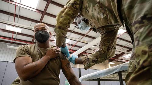 Biden drängt auf unehrenhafte Entlassungen und Kriegsgerichtsverfahren für Truppen, die Impfungen verweigern Biden drängt auf unehrenhafte Entlassungen und Kriegsgerichtsverfahren für Truppen, die Impfungen verweigern
