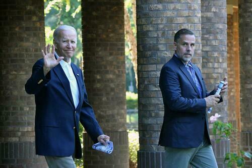 Le président américain Joe Biden (à gauche) salue son fils Hunter Biden après avoir assisté à une messe à l'église catholique Holy Spirit à Johns Island, en Caroline du Sud, le 13 août 2022. (Nicholas Kamm/AFP via Getty Images)