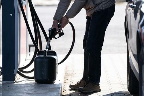 German Motorists Flood Czech Border As Fuel-Price-Cap Ends