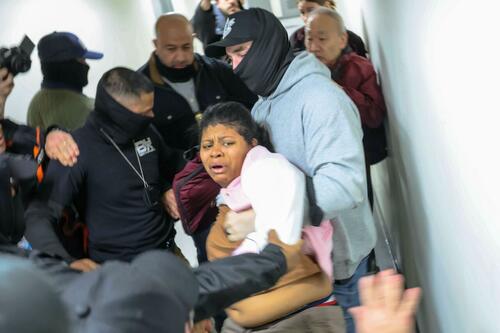 Judge Strikes Down Trump-Era Courthouse Arrest Policy