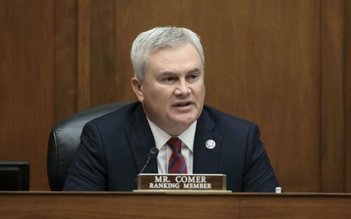 James Comer prend la parole lors d'une audience de la commission de la Chambre des Représentants sur le contrôle et la réforme.