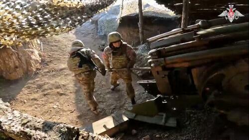 Russian troops loading a cannon. 