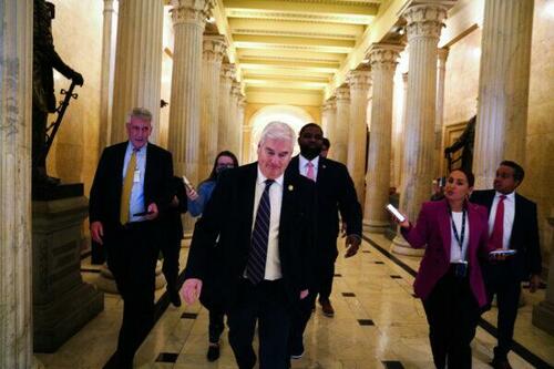 Le représentant élu Tom Emmer (R-Minn.) s'adresse aux journalistes alors qu'il quitte son bureau au Capitole à Washington le 5 janvier 2023. (Nathan Howard/Getty Images)