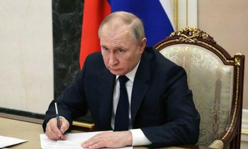Wladimir Putin warnt, dass jeder Versuch, die Ausfuhr von Düngemitteln, Öl, Gas und Metallen zu verhindern, „ernste Folgen für dieses Segment des Weltmarkts und für Lebensmittel im Allgemeinen“ haben wird.