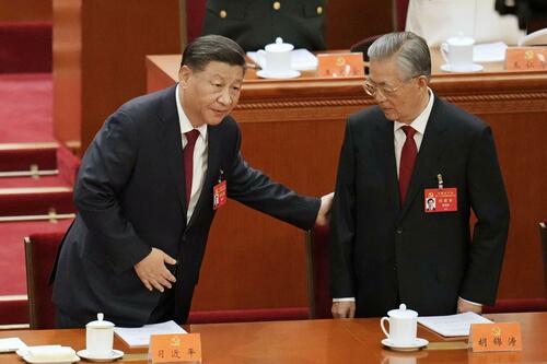 Le président chinois Xi Jinping et son prédécesseur Hu Jintao au Grand Hall du Peuple, à Pékin.