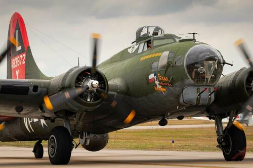 Shocking Video Shows Plane Collides With B-17 Bomber At Dallas Airshow ...