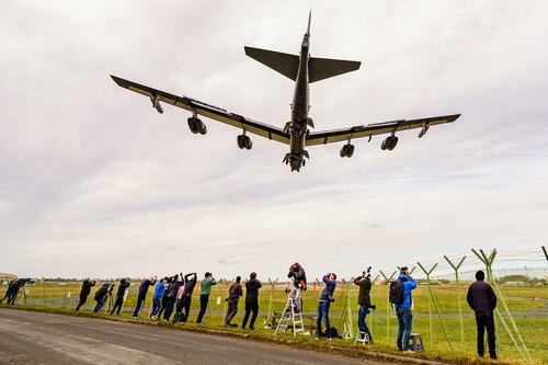 Mit Blick auf Russland entsenden die USA atomwaffenfähige B-52-Bomber nach Großbritannien