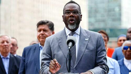 “Civil War Rematch”!? Chicago Mayor Establishes “ICE-Free Zones” After Abandoning Border Agents Under Attack