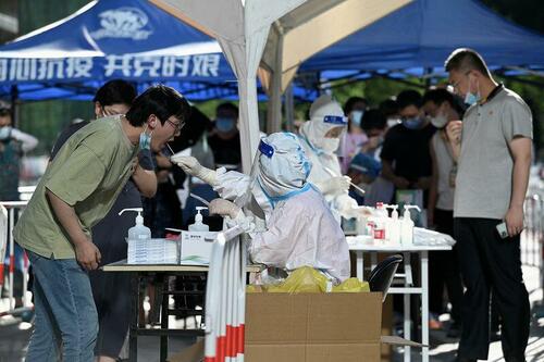 Peking: Wutentbrannte Bürger bringen die verpflichtende Covid-Impfung nach nur 48 Stunden zu Fall.