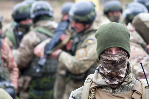 Ausländische freiwillige Kämpfer aus der ganzen Welt treffen in der Ukraine ein