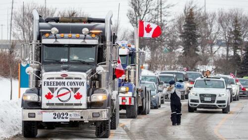 Stadtrat von Ottawa will 7 Millionen Dollar beschlagnahmen, die von kanadischen Truckern gesammelt wurden und Landwirte durchbrechen Polizeiblockade für den Trucker-Konvoi